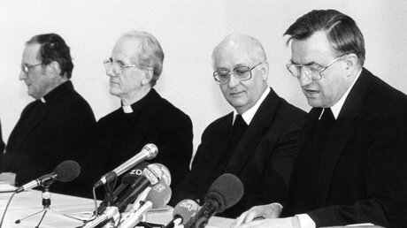 Bischof Karl Lehmann (r.) und Georg Kardinal Sterzinsky (2.v.r.), Erzbischof von Berlin und Kardinal Joachim Meisner (l.) im Rahmen der Frühjahrsvollversammlung der Deutschen Bischofskonferenz in Augsburg 1990 / © N.N. (KNA)
