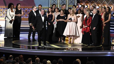 Crew von "The Handmaid's Tale": Die auf Atwoods Roman "Der Report der Magd" basierte Serie bekam einen Emmy / © Chris Pizzello (dpa)