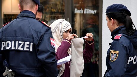 Frankreich, Belgien, Österreich - immer mehr europäische Länder verbieten das öffentliche Tragen von Ganzkörperschleiern (Burka) und Gesichtsschleiern (Nikab). / © Barbara Gindl (dpa)
