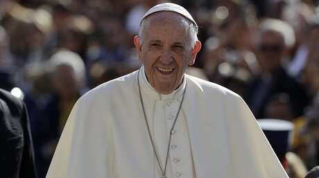 Gut gelaunter Papst Franziskus / © Andrew Medichini (dpa)