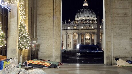 Obdachlose am Petersplatz in Rom / © Lena Klimkeit (dpa)
