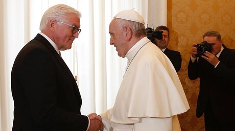 Papst Franziskus (r.) empfängt Bundespräsident Frank-Walter Steinmeier / © Romano Siciliani (KNA)