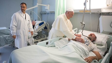 Papst Franziskus am Krankenbett  / © Osservatore Romano (KNA)