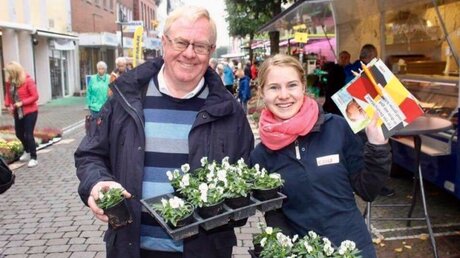 Straßenwahlkampf in Ahlen (Westfalen): Reinhold Sendker und Tochter Stephanie verteilen Blumen und Informationen (privat)