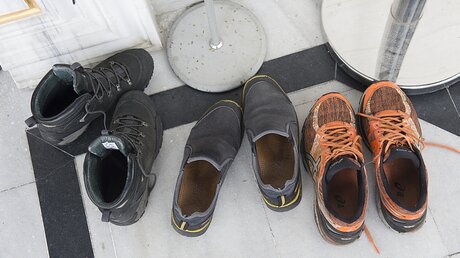 Vorher heißt es: Schuhe aus  / © Paul Zinken (dpa)
