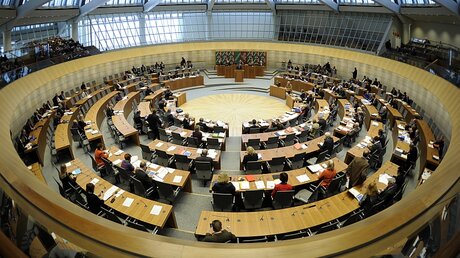 Plenarsaal im Düsseldorfer Landtag / © Marius Becker (dpa)