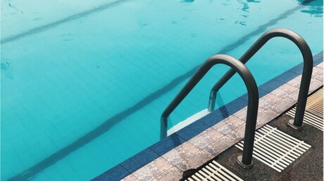 Abkühlung bei Hitze gibt es im Schwimmbad / © triplejaa (shutterstock)