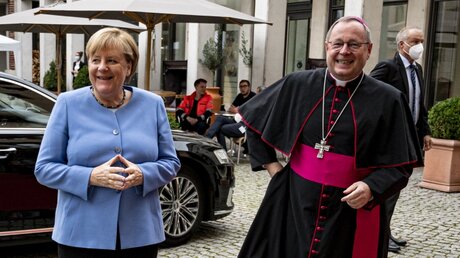 Abschiedbesuch: Angela Merkel und Bischof Bätzing (dpa)