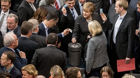Der Bundestag stimmte für eine Beteiligung der Bundeswehr / © Michael Kappeler (dpa)