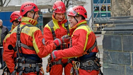 Acht Feuerwehrleute haben mit einem Schrägseil die Rettung eines Patienten aus einem Kirchturmfenster in 47 Meter Höhe geübt / © Harald Koch (epd)