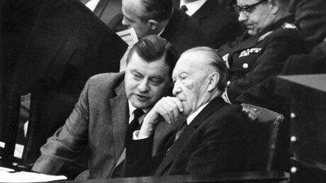 Konrad Adenauer und Franz Josef Strauß / © Kurt Rohwedder (dpa)