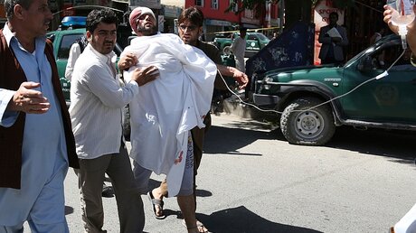 Ein bei einem Anschlag in Kabul verletzter Mann / © Rahmat Gul (dpa)