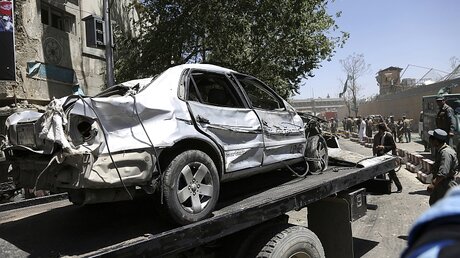 Wrack eines zerstörten Autos / © Rahmat Gul (dpa)