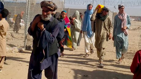 Afghanen am Grenzübergang Chaman zu Pakistan / © Jafar Khan (dpa)