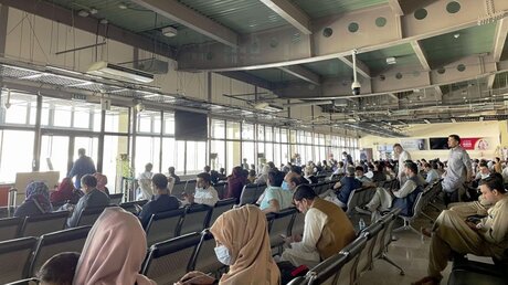 Afghanistan, Kabul: Menschen warten in einem Terminal am internationalen Flughafen (dpa)