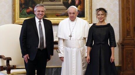 Alberto Fernandez (l), Präsident von Argentinien, mit seiner Frau Fabiola Yanez und Papst Franziskus / © Remo Casilli (dpa)