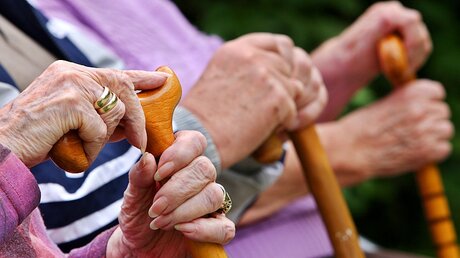 Altersarmut bedroht viele Senioren / © Oliver Berg (dpa)