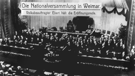 Am 6. Februar 1919 tritt die Verfassungsgebende Deutsche Nationalversammlung in Weimar erstmalig zusammen, die Eröfffnungsrede hält der Volksbeauftragte Friedrich Ebert / © N.N. (dpa)