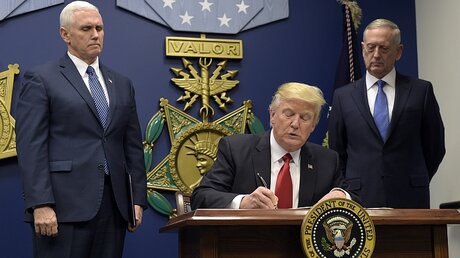 US-Präsident Donald Trump neben Verteidigungsminister James Mattis und Vizepräsident Mike Pence. / © Susan Walsh (dpa)