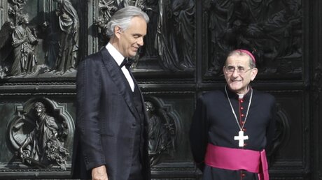 Andrea Bocelli neben dem Mailänder Erzbischof Mario Delpini / © Luca Bruno (dpa)