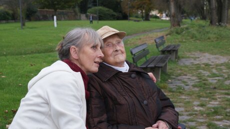 Andrea Schneider mit ihrer Oma / © Ina Rottscheidt (DR)