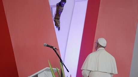Papst Franziskus vor einer Christusstatue ohne Arme und Beine während eines Versöhnungstreffens in Villavicencio (Kolumbien) / © Andrew Medichini (dpa)
