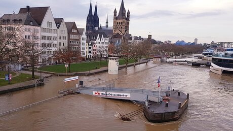 Anfang der Woche hat der Rhein in Köln mit fast neun Metern wohl seinen Höchststand erreicht / © Johannes Schroeer (DR)