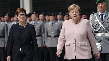 Angela Merkel mit Annegret Kramp-Karrenbauer bei der Gedenkfeier in Berlin / © Michael Kappeler (dpa)