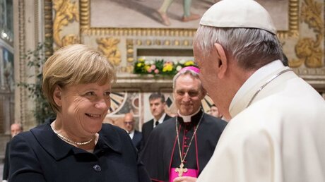 Angela Merkel und Papst Franziskus (Archiv) / © Osservatore Romano/Agenzia Romano Siciliani (KNA)