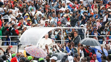 Ankunft von Papst Franziskus im Papamobil zur Messe im Stadion Zimpeto / © Paul Haring (KNA)
