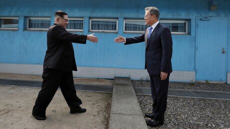 Annäherung: Kim Jong Un (l), Machthaber von Nordkorea, und Moon Jae In, Präsident von Südkorea / © Korea Summit Press Pool (dpa)