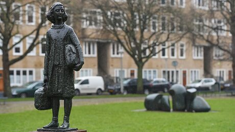 Anne-Frank-Statue in Amsterdam  / © Harald Oppitz (KNA)