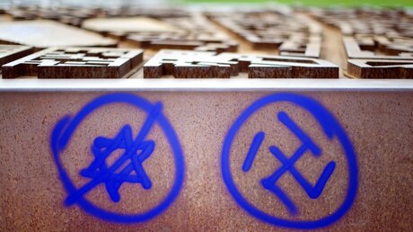 Antisemitische Schmierereien an einer Berliner Gedenkstätte / © Daniel Reinhardt (dpa)