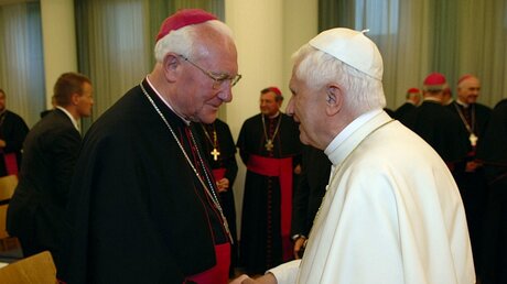 Bischof em. Anton Schlembach (l.) und Papst em. Benedikt XVI. / © Wolfgang Radtke (KNA)