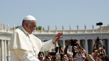 Papst Franziskus grüßt Gläubige nach seiner wöchentlichen Generalaudienz / ©  Andrew Medichini (dpa)