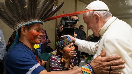 Papst Franziskus mit Teilnehmern der Amazonas-Bischofssynode, darunter Indigene / © Vatican Media (KNA)