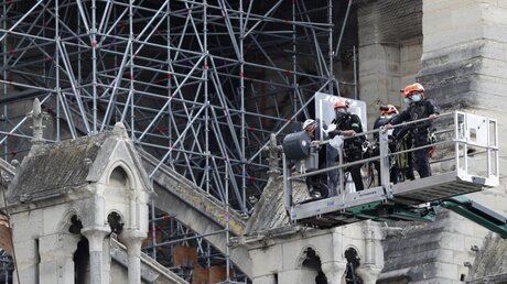 Arbeiter beginnen mit dem Abbau des Gerüsts an der Kathedrale Notre-Dame / © Thibault Camus (dpa)
