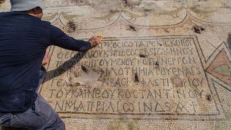 Archäologe bei Ausgrabungen in Bet Schemesch / © Andrea Krogmann (KNA)