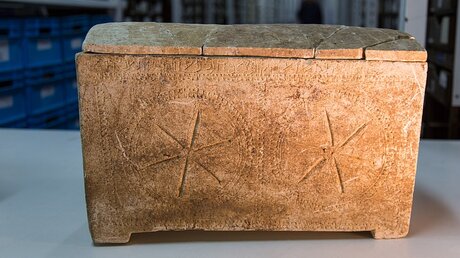 Ossuarium mit der Inschrift "Mriram Tochter des Jeshua Sohn des Kaiaphas". / © Andrea Krogmann (KNA)