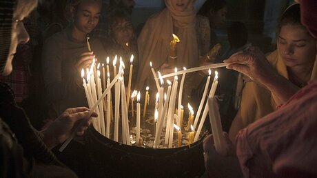 Lichter der Hoffnung in der Grabeskirche Jesu / © Atef Safadi (dpa)