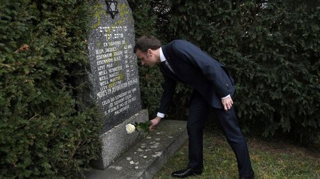 Archiv: Emmanuel Macron vor jüdischem Grabstein / © Frederick Florin (dpa)