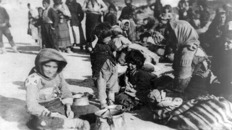 1915: Armenische Flüchtlinge in Syrien (dpa)