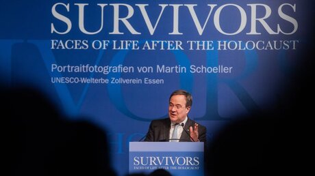 NRW-Ministerpräsident Armin Laschet (CDU) spricht beim Empfang zur Ausstellung "Survivors" / © Rolf Vennenbernd (dpa)