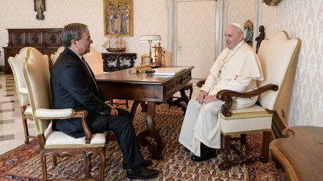Armin Laschet und Papst Franziskus am 1. Oktober 2020 im Vatikan / © Vatican Media/Romano Siciliani (KNA)