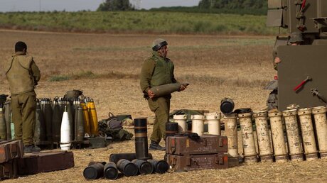 Israelischer Soldat mit Artillerie (dpa)