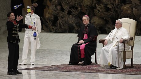 Artist jongliert vor den Augen des Papstes / © Alessandra Tarantino (dpa)