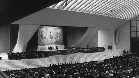 Audienz mit Papst Paul VI. am 30. Juni 1971 in der neu erbauten Audienzhalle im Vatikan (KNA)