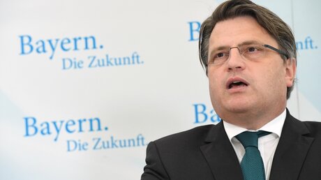 Bayerns Justizminister Winfried Bausback (CSU) / © Peter Kneffel (dpa)