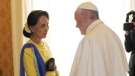 Papst Franziskus empfängt Aung San Suu Kyi / © Stefano Carofei (KNA)