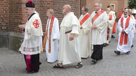 Aus allen Düsseldorfer Gemeinden nehmen Priester an der Stadtprozession teil. / © Tomasetti (DR)
